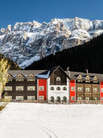 Fassade des Alpenroyal Hotels vor den majestätischen Dolomiten