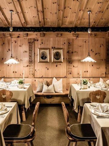 Gemütliches Restaurant mit Holzverkleidung und eleganter Tischdekoration