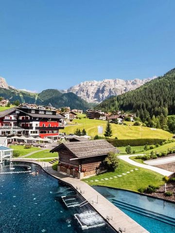 Panoramaaufnahme des Hotels mit Pool und Blick auf die Berge