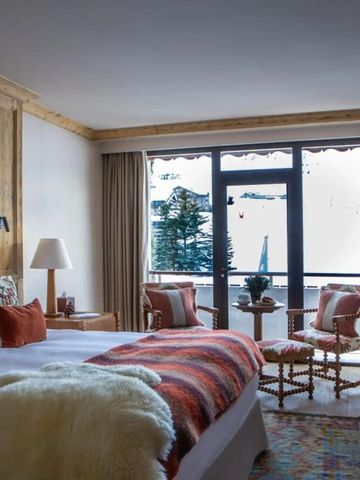 Elegantes Hotelzimmer mit Bergblick und rustikalen Holzmöbeln