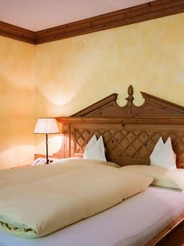 Rustikales Schlafzimmer mit hölzernem Design und täglichem Licht.