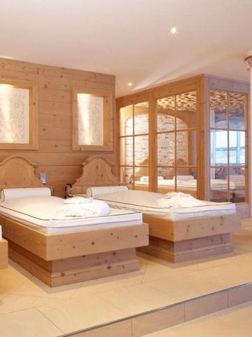 Moderner Wellnessbereich mit Liegen und Holzverkleidung