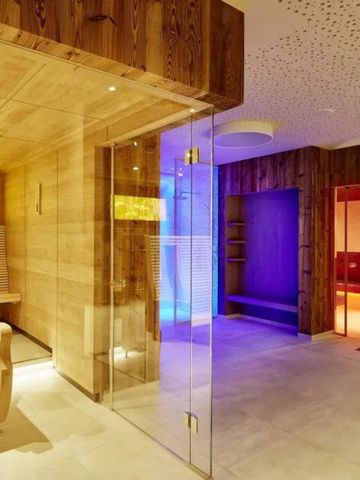 Moderne hölzerne Saunabereich mit stimmungsvoller Beleuchtung