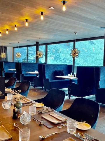 Elegantes Restaurant mit gepolsterten Sitznischen und stimmungsvoller Beleuchtung.