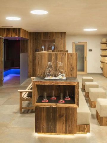 Einladende Spa-Lounge mit Holzdesign und gemütlicher Atmosphäre