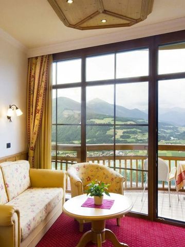 Heller Wohnbereich mit Panoramablick auf die Berge