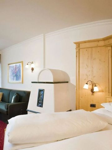 Gemütliches Schlafzimmer mit traditionellem Kachelofen