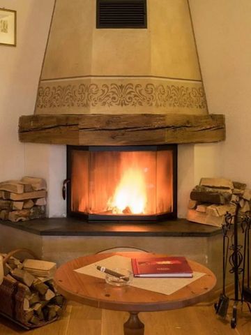 Behaglicher Kaminbereich mit rustikalem Charme und Holzstimmung