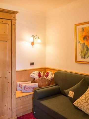 Gemütliches Zimmer mit Sofa und Holzelementen.