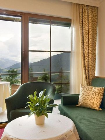 Wohnbereich mit Bergblick und eleganter Einrichtung.