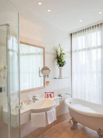 Modernes Badezimmer mit freistehender Badewanne.