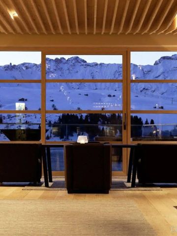 Gemütliche Lounge mit Panoramablick auf schneebedeckte Berge