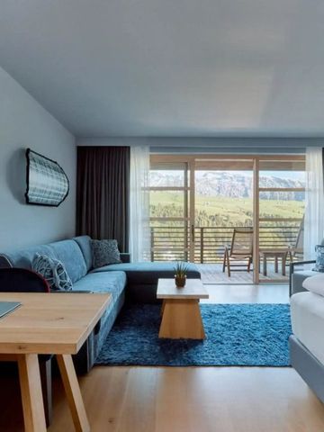 Helles Hotelzimmer mit Balkon und Bergblick