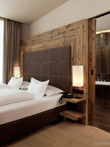Luxuriöses Doppelzimmer mit Holzelementen und modernen Akzenten