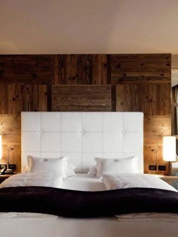 Hotelzimmer mit modernem Holzdesign und gemütlicher Beleuchtung