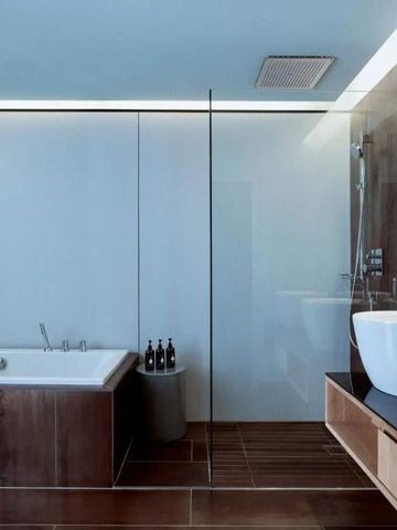 Modernes Badezimmer mit Badewanne und Glasdusche