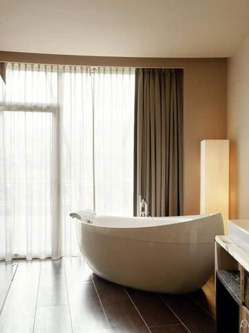 Elegantes Badezimmer mit freistehender Badewanne und Tageslicht