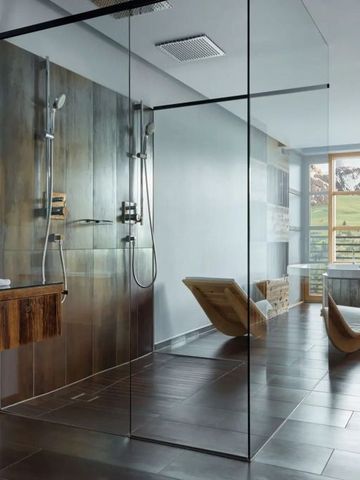 Modernes Badezimmer mit Glasdusche und Holzdetails