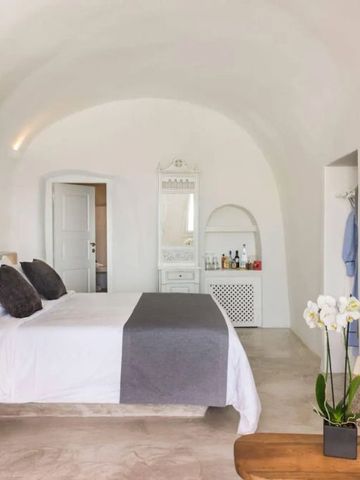 Höhlenartiges Zimmerdesign mit stilvollen Möbelstücken und gemütlichem Ambiente