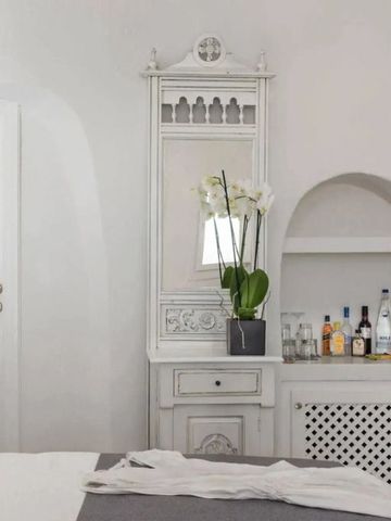 Detailaufnahme einer eleganten Zimmerausstattung mit Spiegel und Minibar