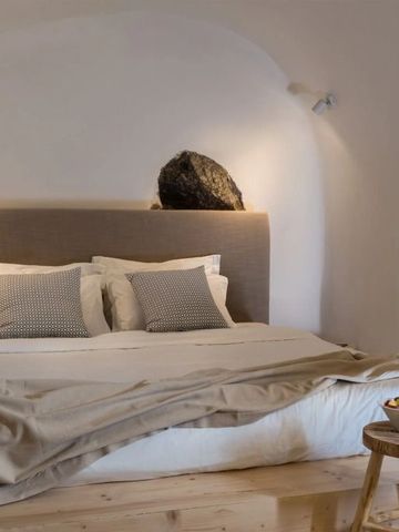 Gemütliches Schlafzimmer mit rustikalen Elementen und stilvollen Accessoires