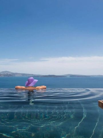 Atemberaubender Blick von einem Infinity-Pool auf das Meer und die Inseln.
