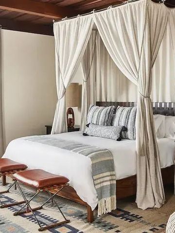 Elegantes Schlafzimmer mit Himmelbett und stilvollen Details.