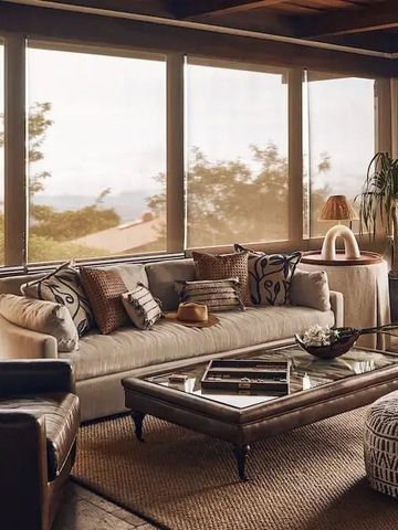 Gemütliche Lounge mit großen Fenstern und stilvollen Sofas