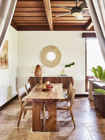 Elegantes Esszimmer mit Holztisch in natürlicher Umgebung