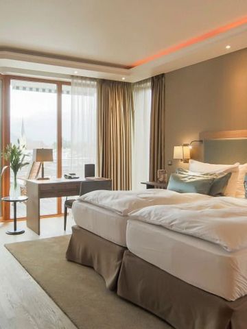 Luxuriöses Zimmer mit Balkonblick auf die Berge