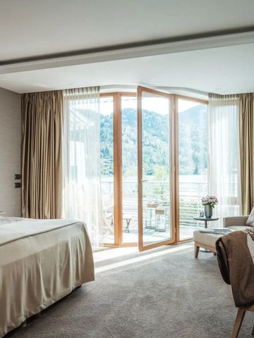 Helles Schlafzimmer mit Zugang zum Balkon und Blick auf die Berge