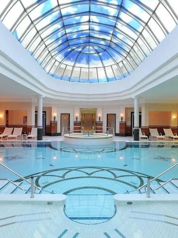 Luxuriöser Spa-Pool mit gläsernem Kuppeldach