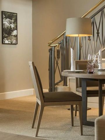 Eleganter Wohnbereich mit Treppe und Esstisch