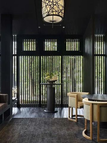 Gemütlicher Lounge-Bereich mit stilvollen Möbeln und Blick auf den Garten im Aman Kyoto