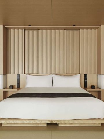 Minimalistisches Schlafzimmerdesign mit einem großen Bett in einem Zimmer des Aman Kyoto