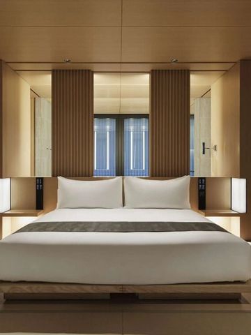 Luxus-Schlafzimmer mit modernen Elementen und warmem Licht im Aman Kyoto