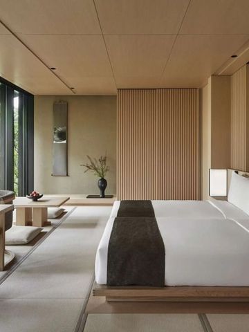 Modernes Zimmer mit traditionellem Tatami-Boden und großen Fenstern im Aman Kyoto