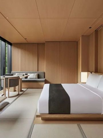 Elegantes Zimmer mit Blick ins Grüne und moderner Einrichtung