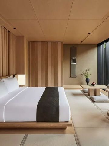 Modernes Hotelzimmer mit natürlicher Beleuchtung und stilvollem Design