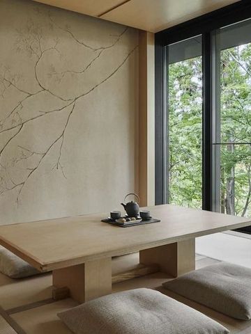 Minimalistische Teeecke mit traditionellem Touch und Gartenblick