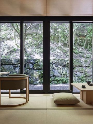 Elegantes Zimmer mit Tatami-Matten und Blick auf den Garten.