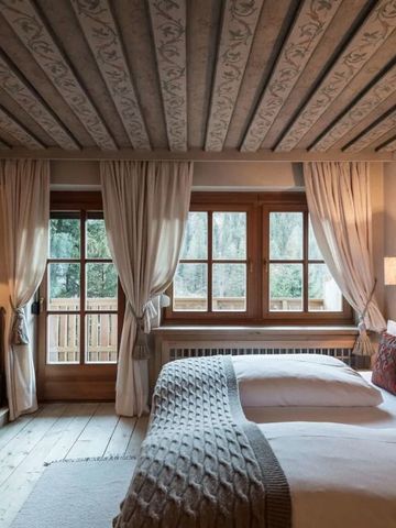Gemütliches Schlafzimmer mit traditionellen Holzbalkendecken und warmer Beleuchtung