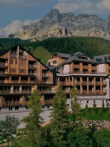 Luxuriöses Hotel eingebettet in malerische Berglandschaft
