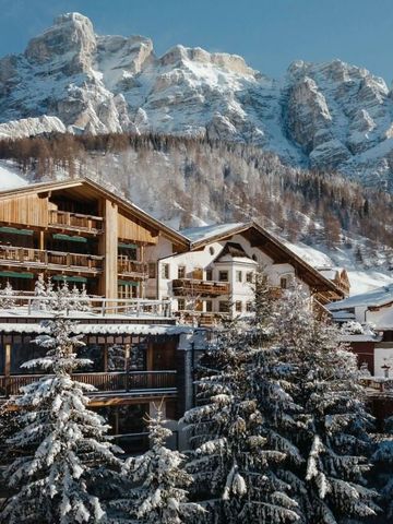 Alpenhotel aus Holz mit schneebedeckten Bergen im Hintergrund