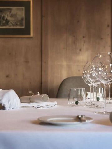 Elegant gedeckter Restauranttisch mit Weingläsern und weißen Servietten