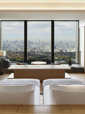 Panorama-Fenster mit Blick auf Tokio in einem modernen Zimmer