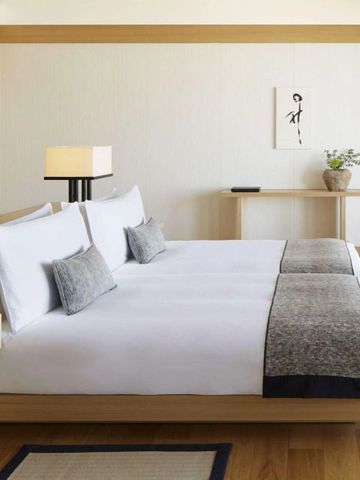 Modernes Zimmer mit minimalistischer Einrichtung im Aman Tokyo