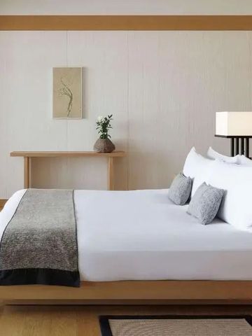 Stilvolles Zimmer mit minimalistischer Dekoration im Aman Tokyo
