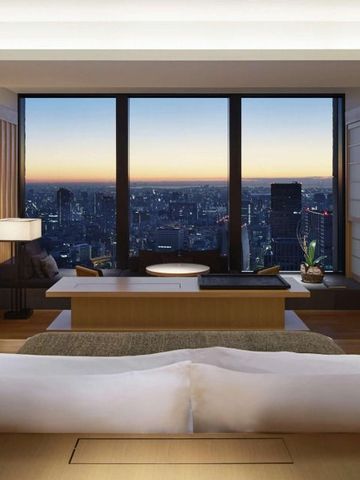 Luxuriöses Hotelzimmer mit Aussicht auf die Stadt bei Sonnenuntergang