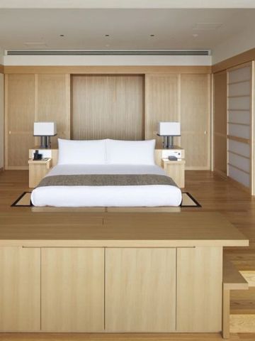 Großes, modernes Hotelzimmer mit Holzelementen und minimalistischem Design